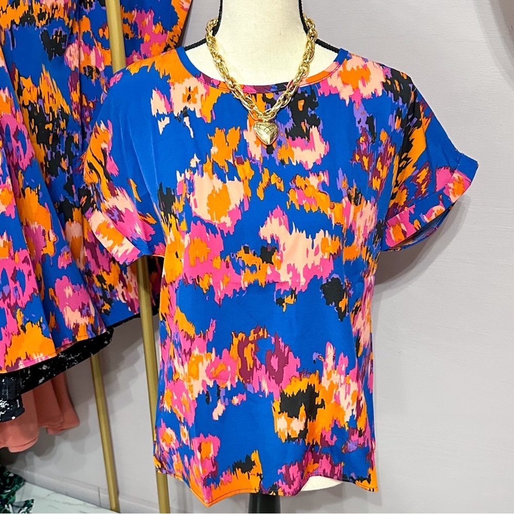 SALE✨NEW✨Bright Floral Blouse!